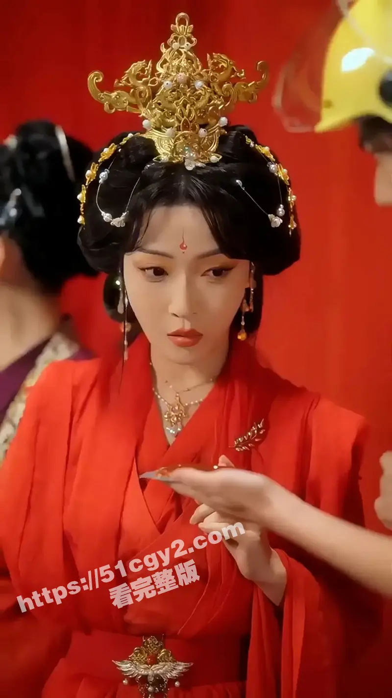每日短剧《看我降服暴力女帝》小伙手握无限宝石古今来回穿越 直接拿AK47比武招亲! 图1