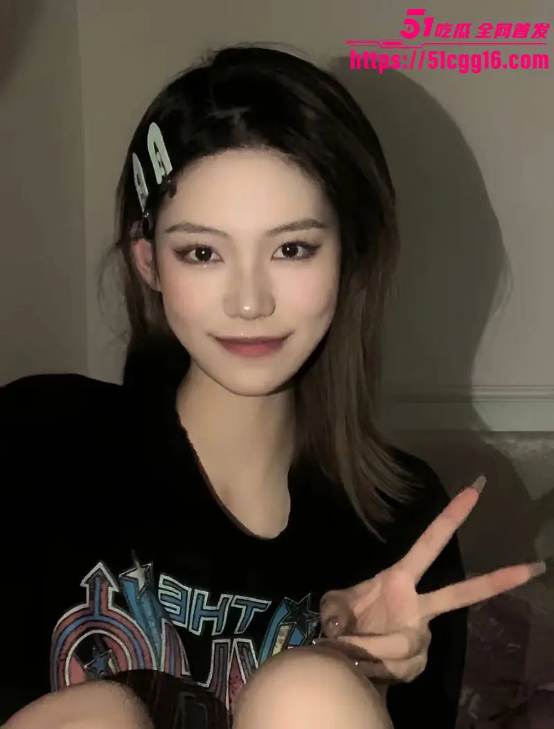 湖南极品高颜值反差婊 清纯美艳外表下淫荡成性 酒吧勾富二代出轨狂欢 巨乳翘臀被猛操浪叫！ 图2