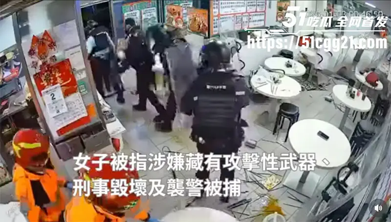 香港上水袭警事件 吉林女子与店家发生争执 手持菜刀1V12名防爆武警 东北人脾气果真暴躁 现场视频流出！ 图7
