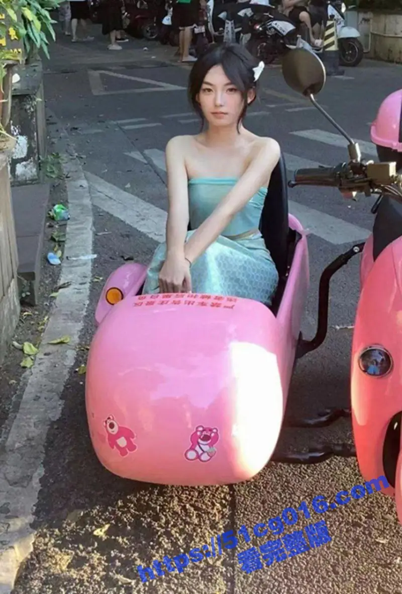 极品清纯小萝莉 肤白貌美气质佳 穿着黑丝水手服 被肥宅男闺蜜无套抽插 终于得到了女神的身子 图6