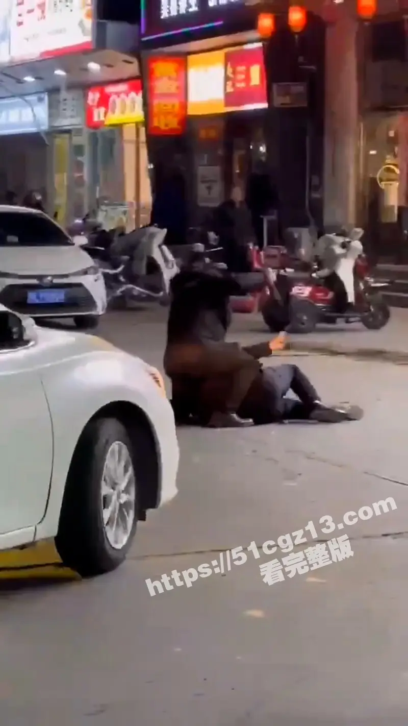 河北三河市上上城三季小区附近惊现绿帽刀客 罗某街头挥刀狂捅张某 刀刀毙命! 图2