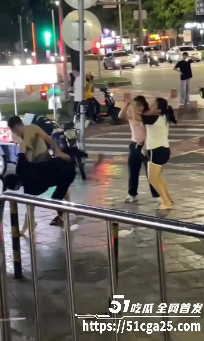 小吃商贩因抢生意起争执 街头上演2V2男女混战 锁喉抱摔飞踢 动作娴熟堪比职业选手！ 图6