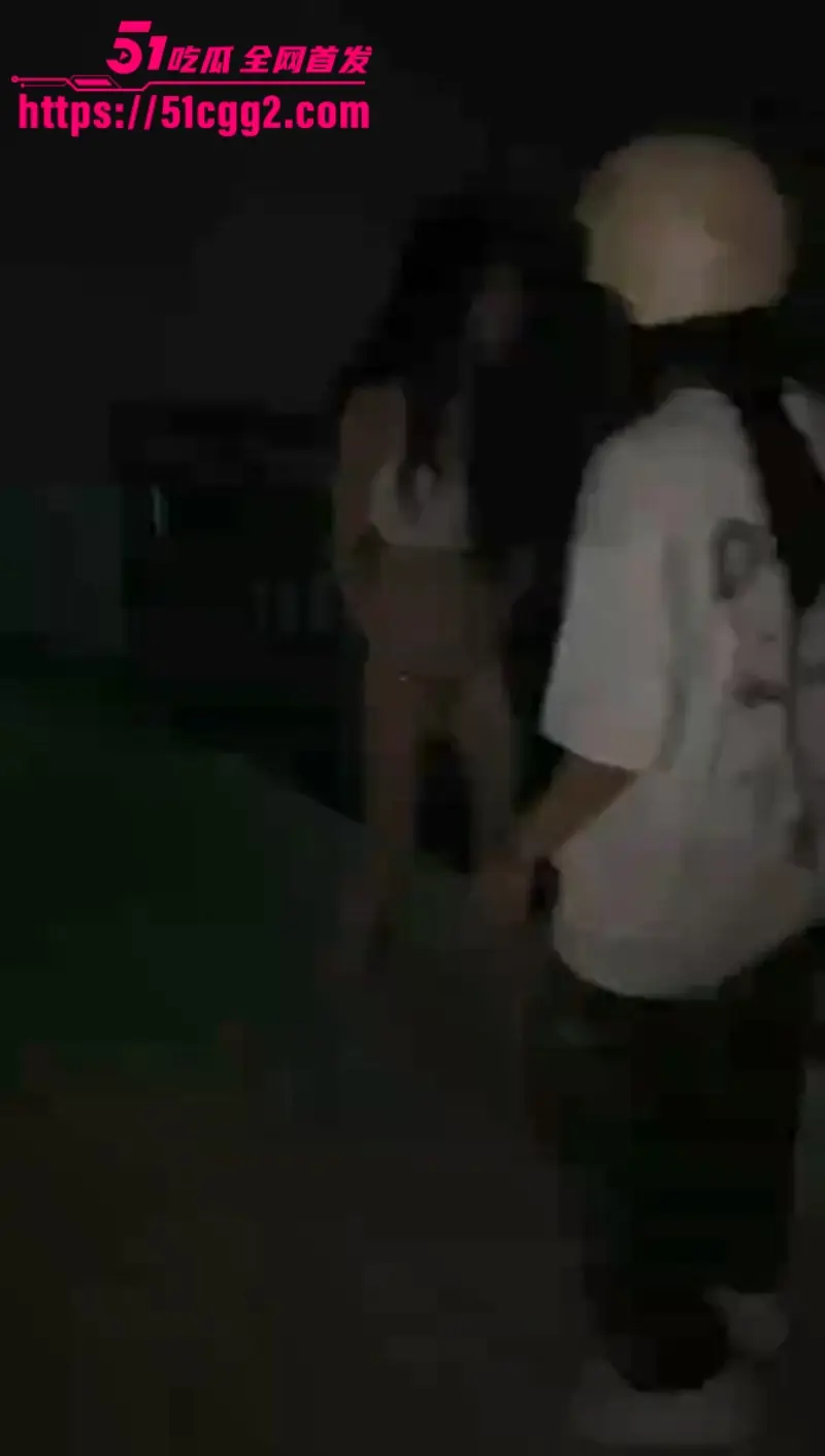 广东高颜值路人妹 遭精神小妹团暴揍扒光 当街全裸跪地哭喊 姐妹狂拍补光 场面惨绝人寰! 图8