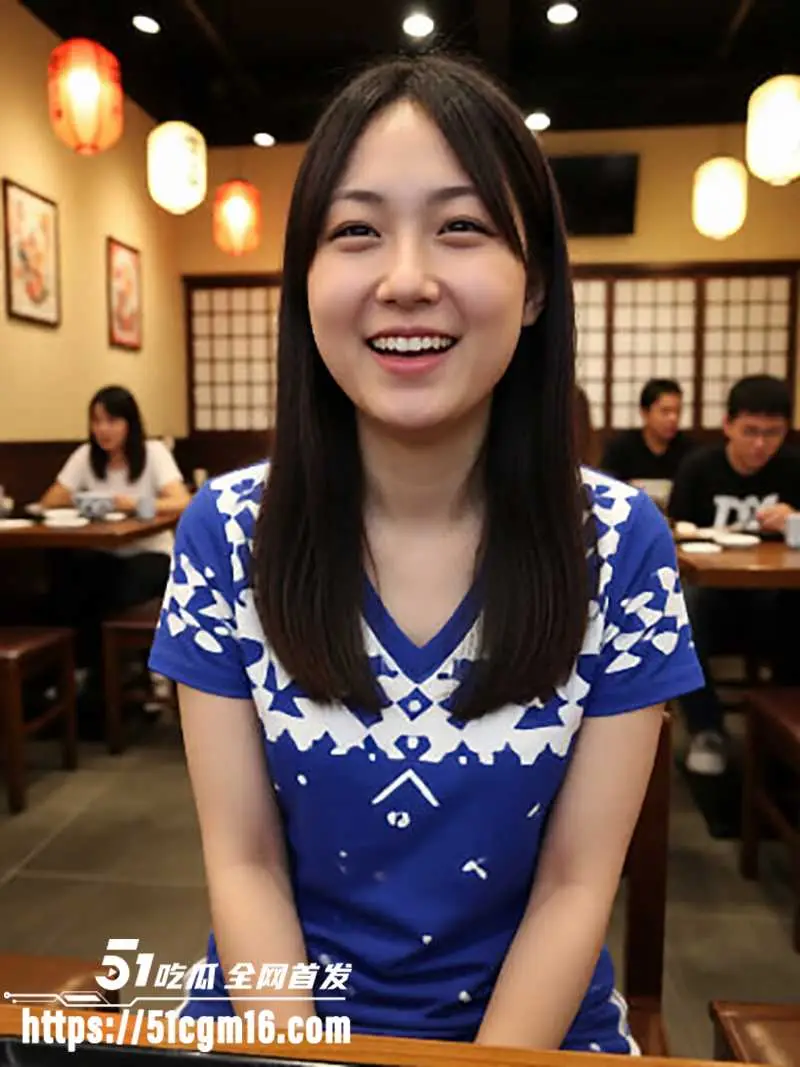 超淫大学生不雅视频 床上吃鸡表情又乖又骚 含着肉棒眼角带泪却越吃越起劲 真是太犯规了！ 图1