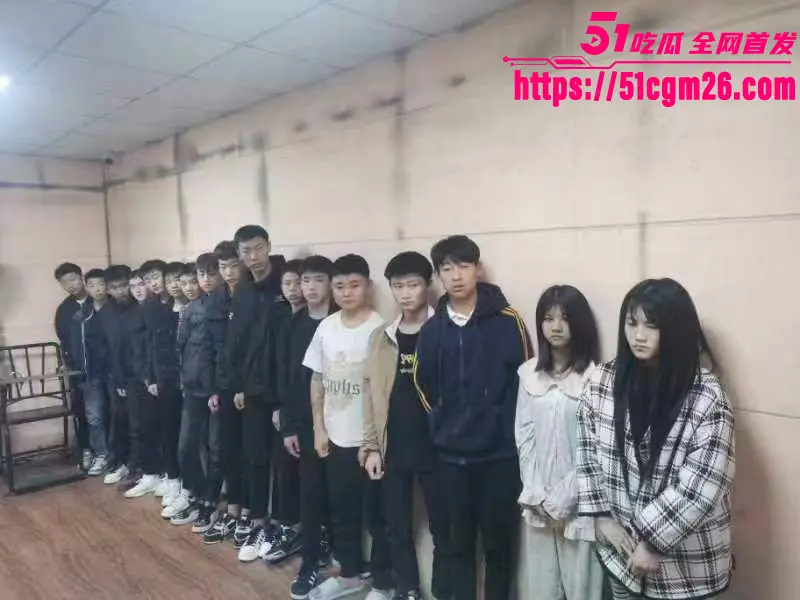 19岁精神小伙精神小妹 马路约群架 场面混乱如同古惑仔重现江湖! 图1