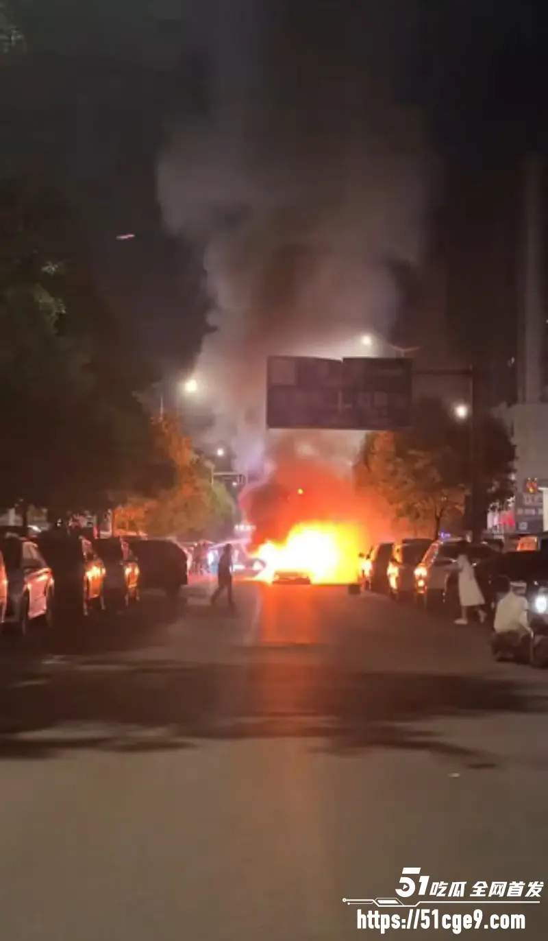 山西大同东信土产街 情侣吵架当街放火烧车 现场火光冲天浓烟滚滚！ 图1