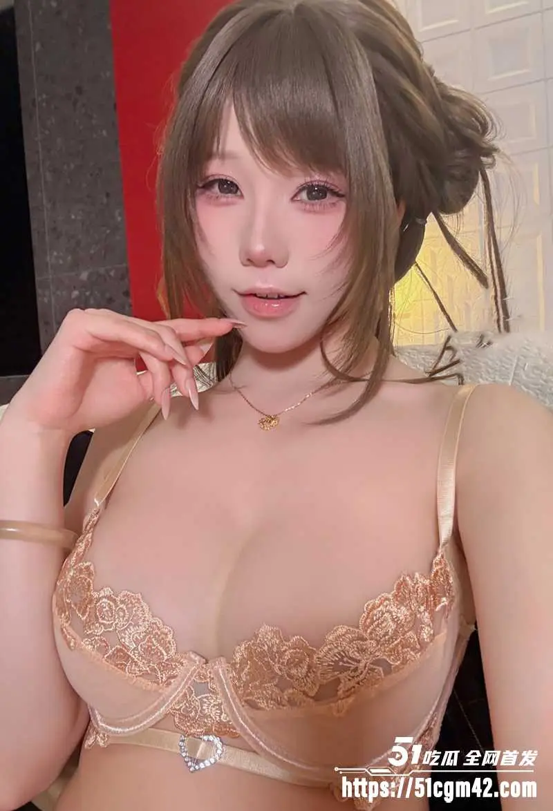 童颜尤物 咬一口兔娘 身着性感淫装起舞 甜蜜诱惑里尽情发春撩拨 图2