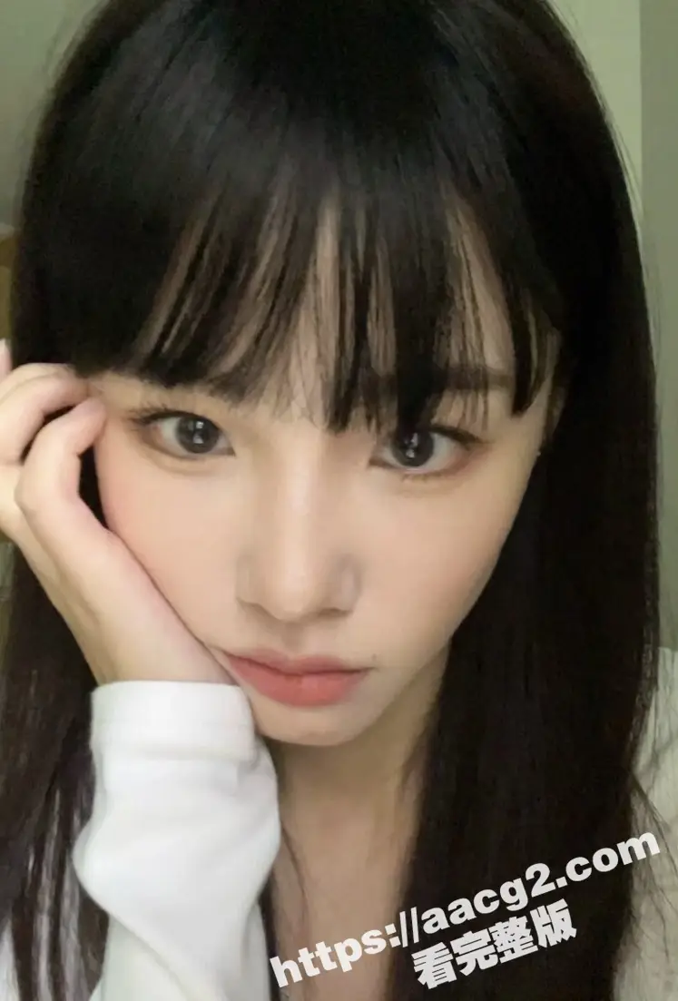 甜美萝莉音学生妹跟金主酒店开房 网袜足交骑乘啪啪 还边跟姐姐通电话 颜射糊脸让人欲罢不能 图1