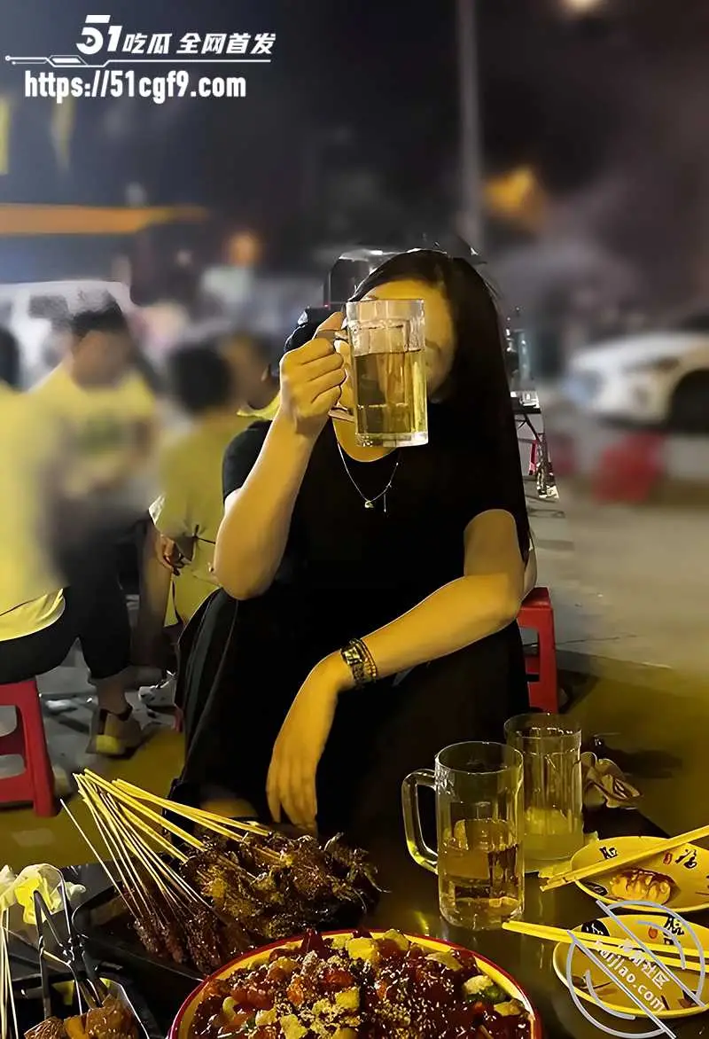 巨乳肥臀乱伦博主 我是你小姨子 露穴战袍偷情姐夫 被爆干内射指奸菊花 图1