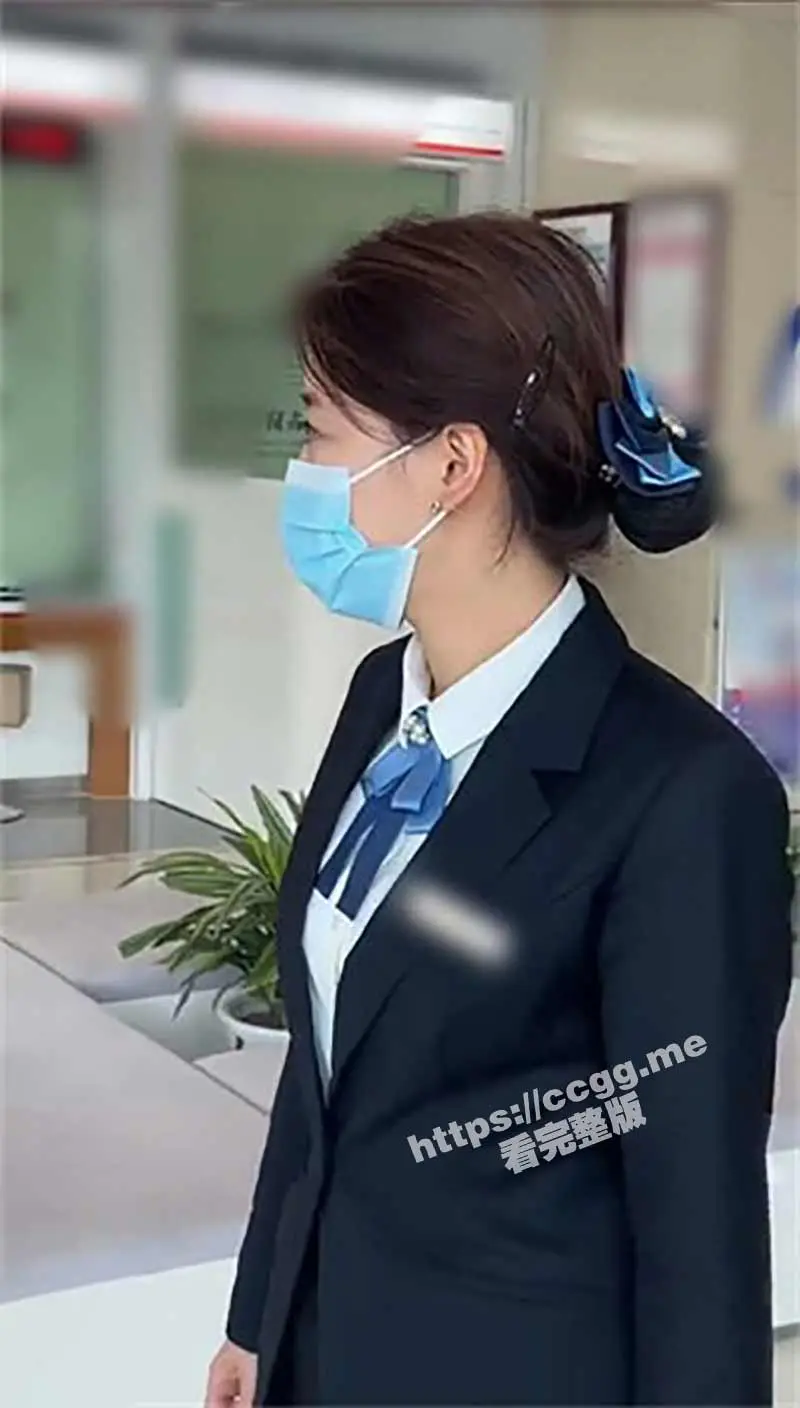《人甜逼美的银行女白领》用春药爆操银行小姐姐 操到一半突然醒了 问我他老公呢 图1