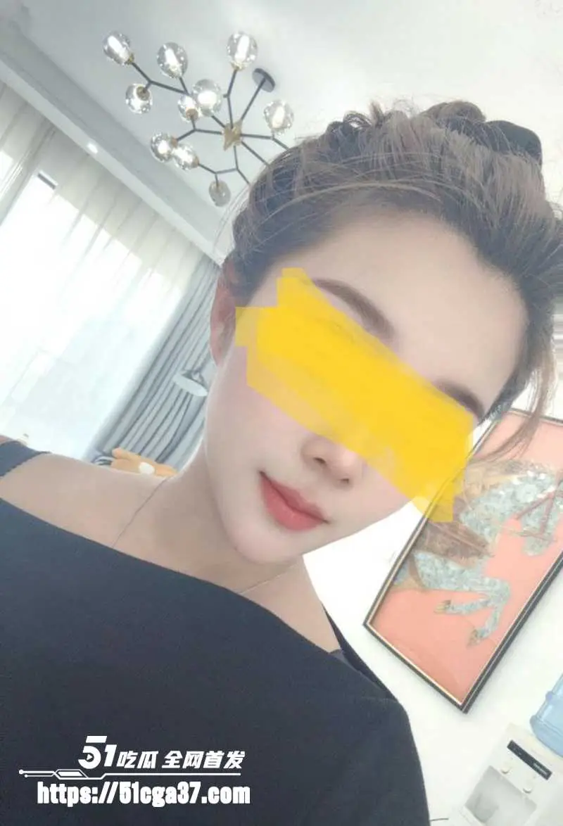 乱伦大神 奶子即正义 新作来袭 老婆醉酒睡死 当面上了她亲妹妹 捧着小姨子大屁股爆操 无套内射爽翻天! 图1
