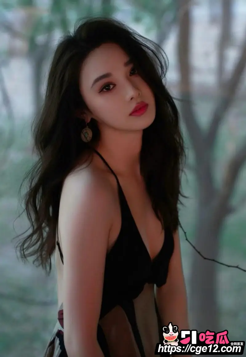 内娱女星 彭小苒 七夕被曝恋情 主动倒贴圈外男友 贴身搂腰互动十分亲密! 图6
