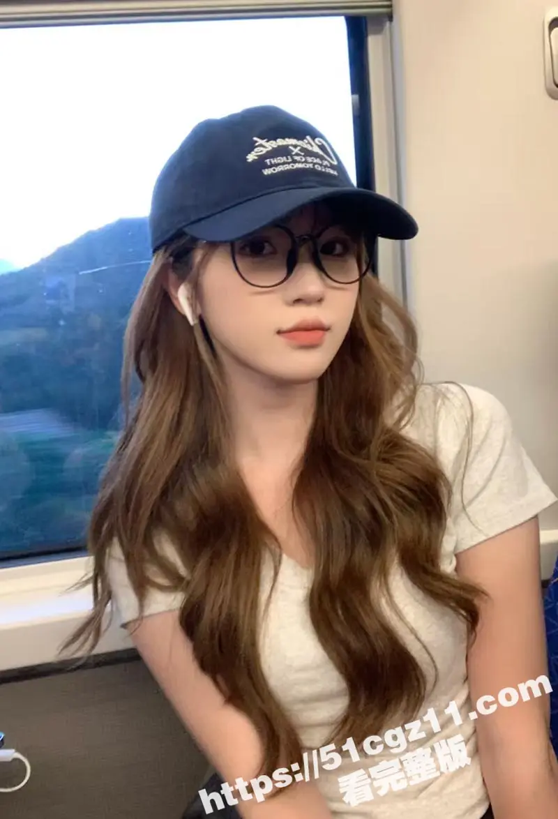 瓜友投稿曝光!情侣交换群视频流出 极品美女和眼镜男穿着丝袜做爱 淫骚吸屌口活超绝 图3