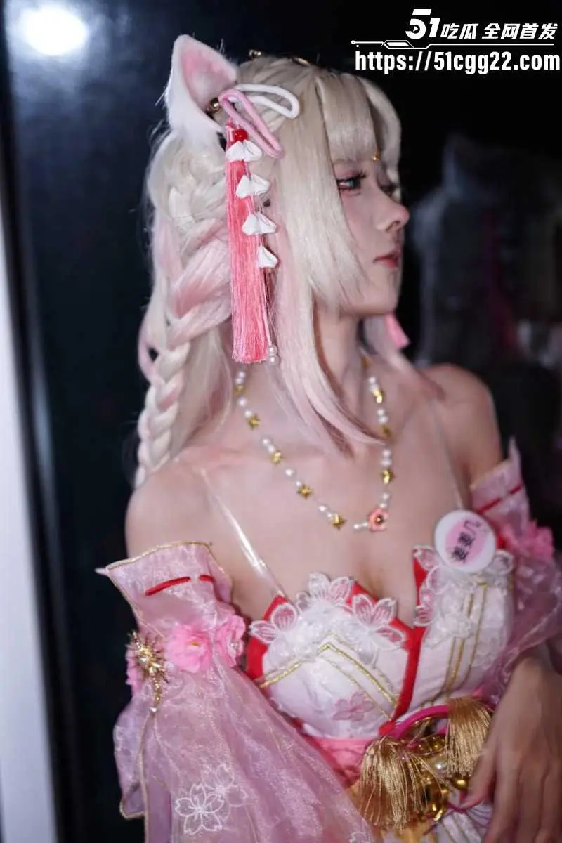 广州萤火虫漫展 高颜值女神cos大集合 巨乳丝足诱惑拉满 摄影师直拍画面香艳火辣! 图1