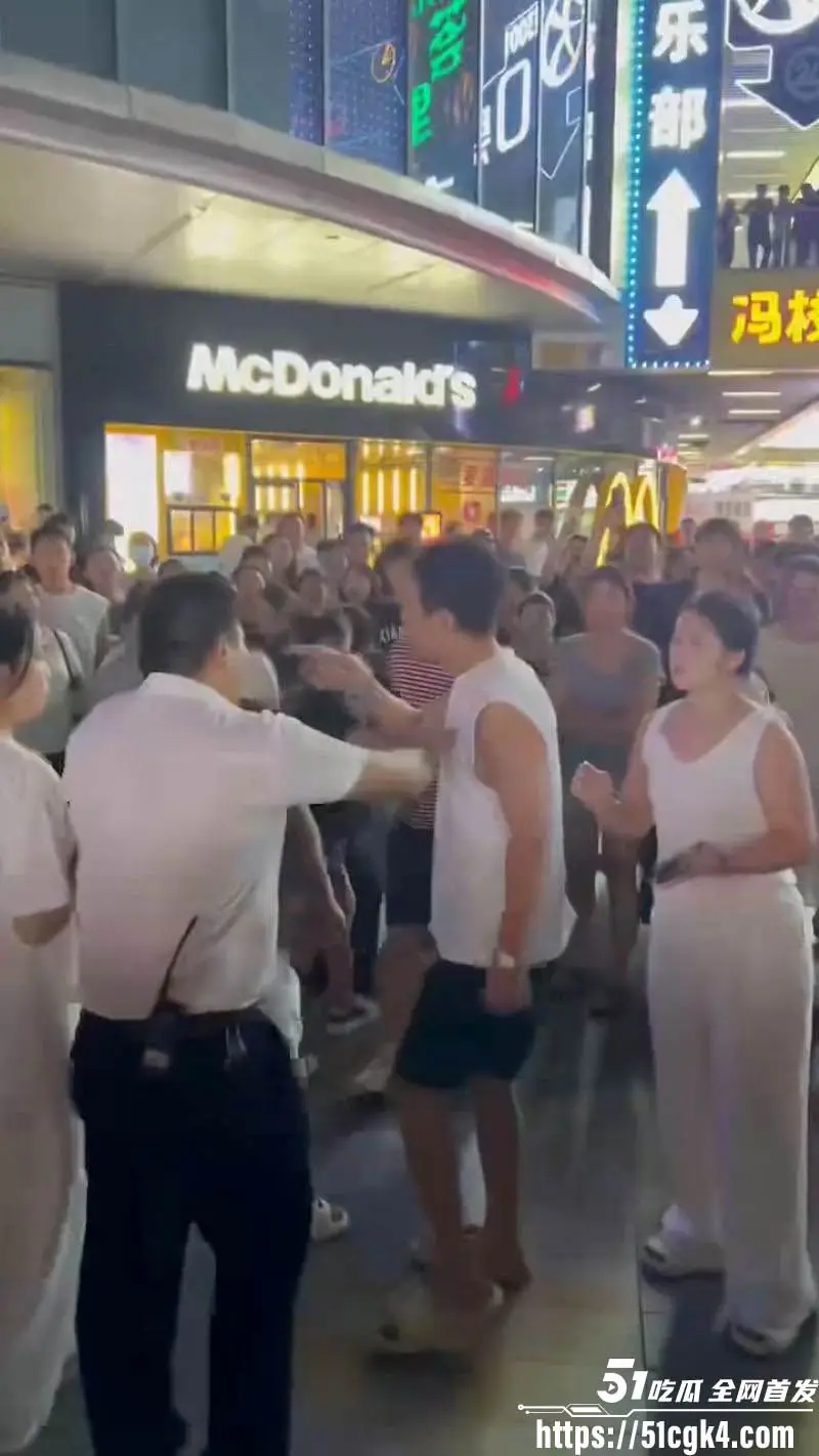 养女20年竟跟男友私奔!广场上老爹与男友互殴被一拳干倒 女儿却冷眼旁观看着亲爹被揍 这画面属实令人心寒! 图3