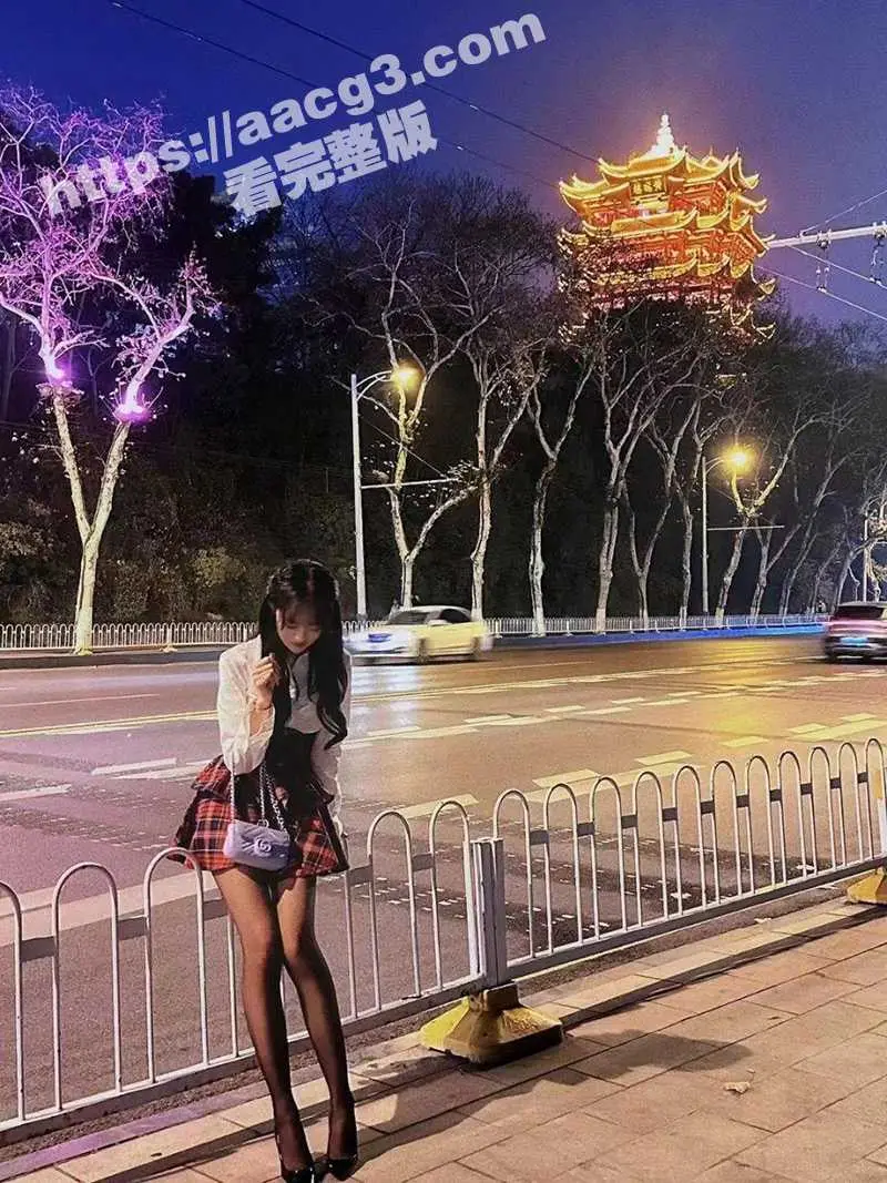 武汉职业技术学校反差婊 翟子墨 背着男友和富二代玩SM 还是现役在职南航空姐 骚破天际 图5