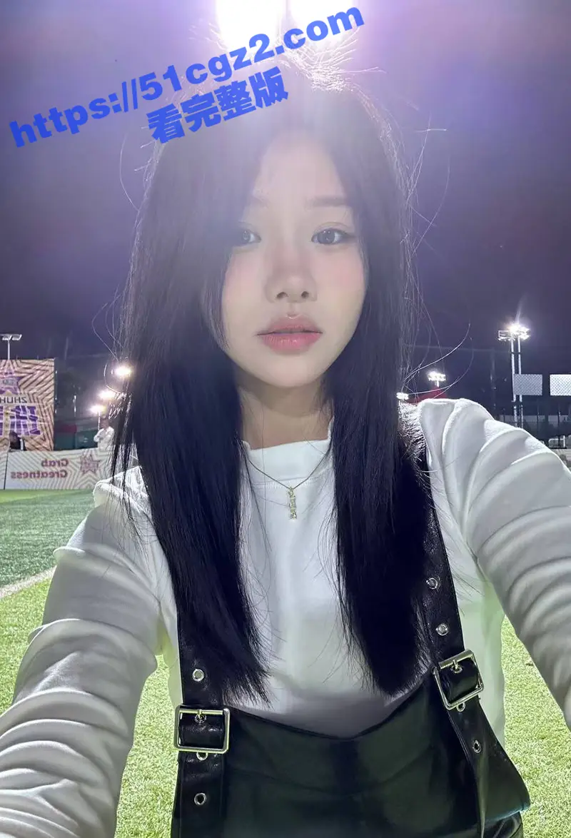 上海赴美留学生 秦思妍 与外国男友激情做爱 梨形身材小母狗嘴含洋屌 逼里还插着自慰器 被爆操高潮 图5