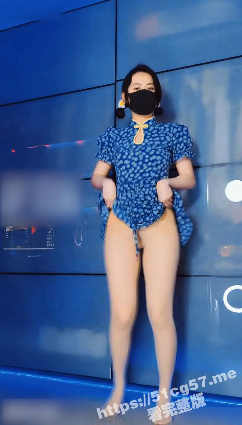 推特抖音网红反差母狗女神 奶咪 蓝色碎花旗袍肉丝骚舞挑逗 道具玩穴诱惑 新感觉新刺激 依旧是骚气外露 图1