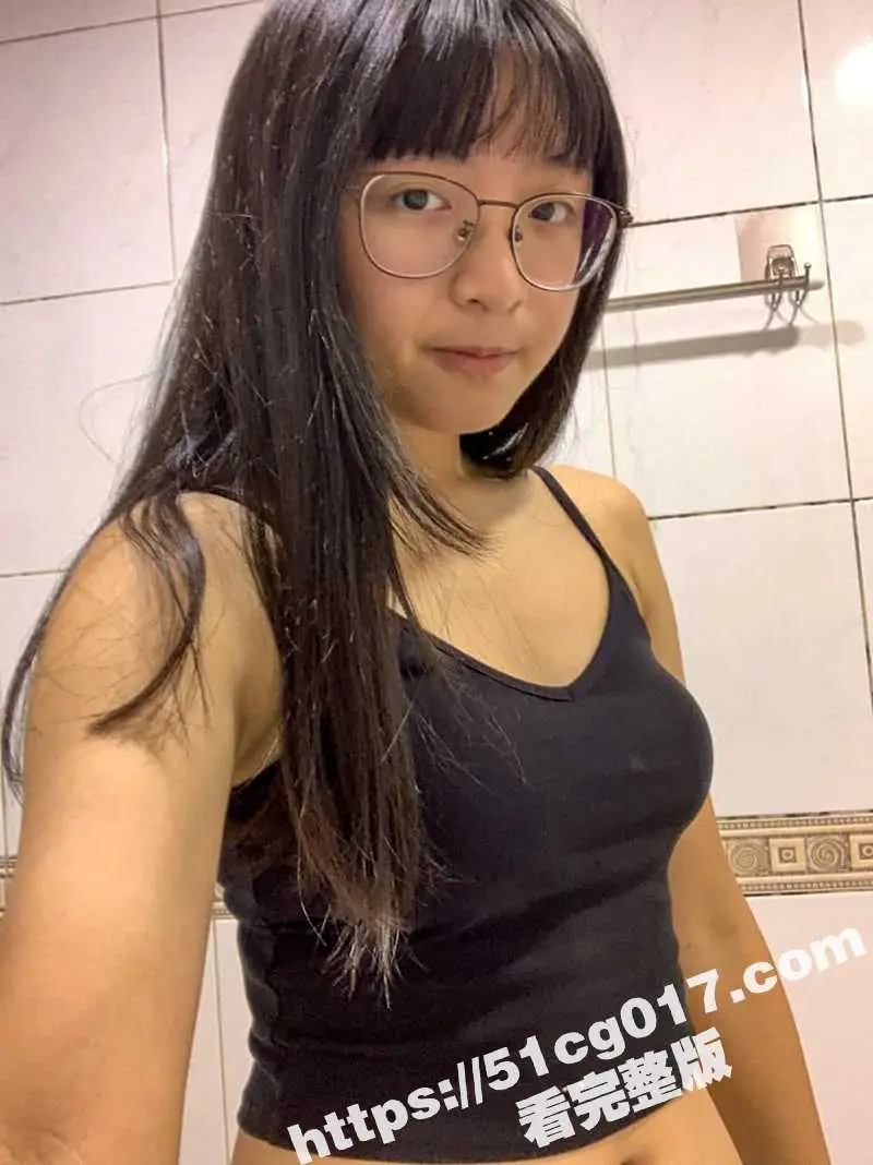 台湾大学大一小学妹 结交新男友自拍 全裸露脸M腿自慰特写 粉嫩鲍鱼清晰可见! 图4