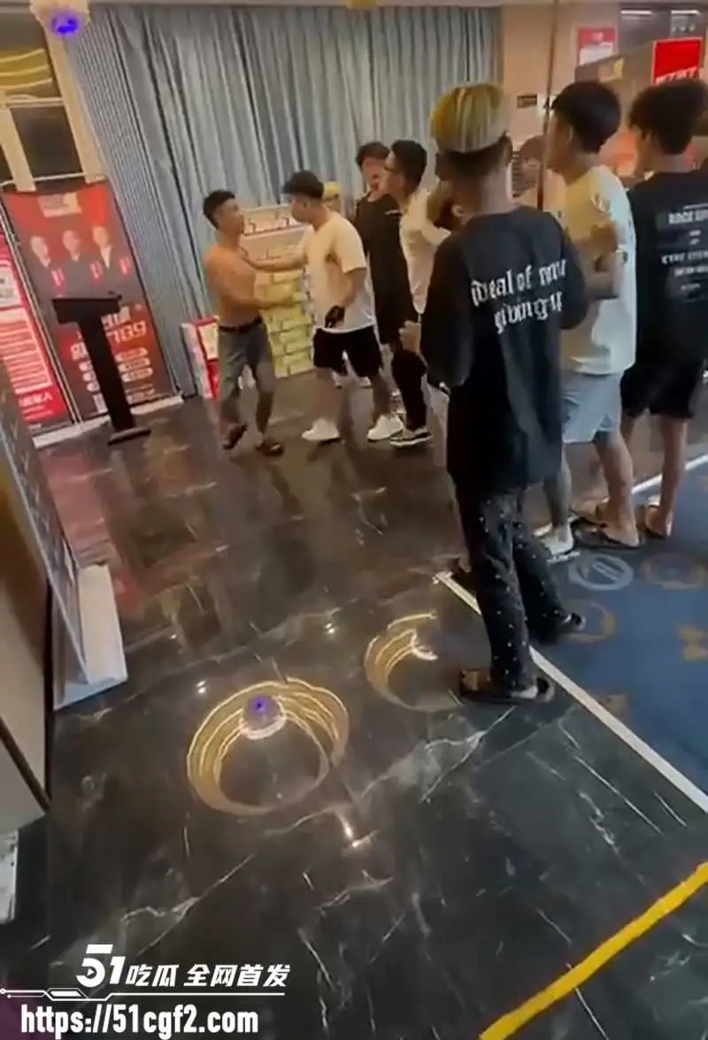 湖南永州道县 789台球室 上演大乱斗 精神小伙组团混战 持杆砸球互殴 招招要命! 图2
