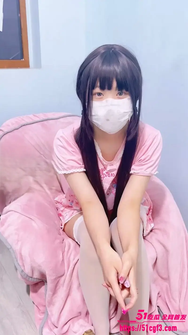 51原创钟灵妹妹 女儿给继父摸奶口交 主动张腿让大肉棒猛插嫩逼 刺激到极点！ 图1