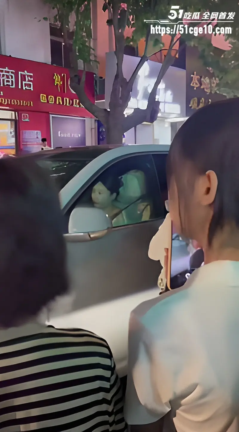 陕西洛南抓奸事件 白衣原配爬上车顶怒砸玻璃 街头千人围观现场直接炸了! 图4
