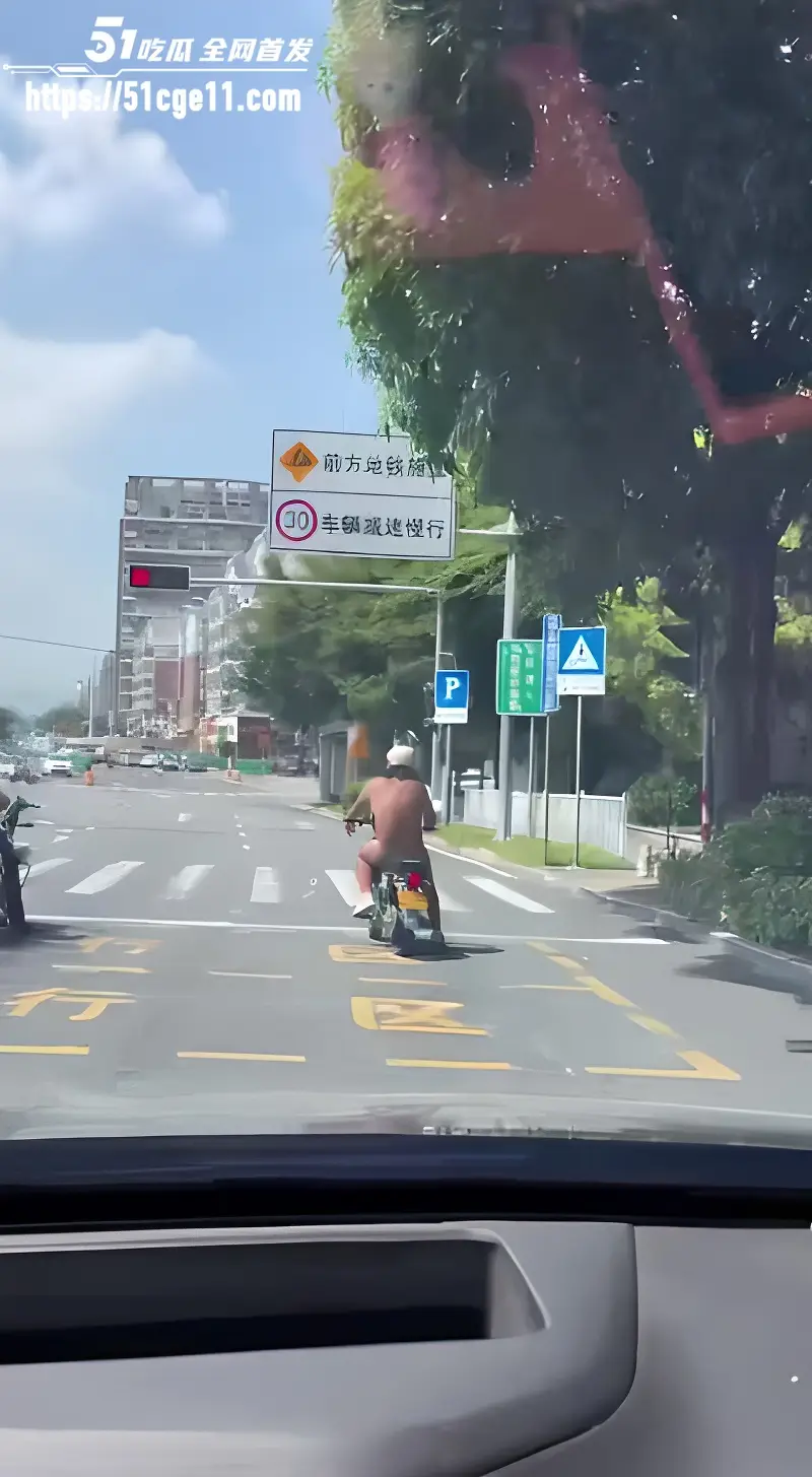 抖音热瓜 厦门街头 老哥全裸骑摩托 大白天裸奔被路人拍下 最终被抓现场太魔幻 图6