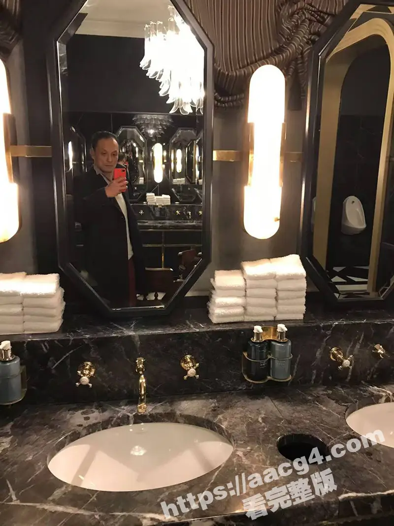 真是跪久了 崇洋媚外的男子在国外秀优越感 说外国的厕所都比中国牛逼马桶的水直接可饮用 现场亲身试水 图2