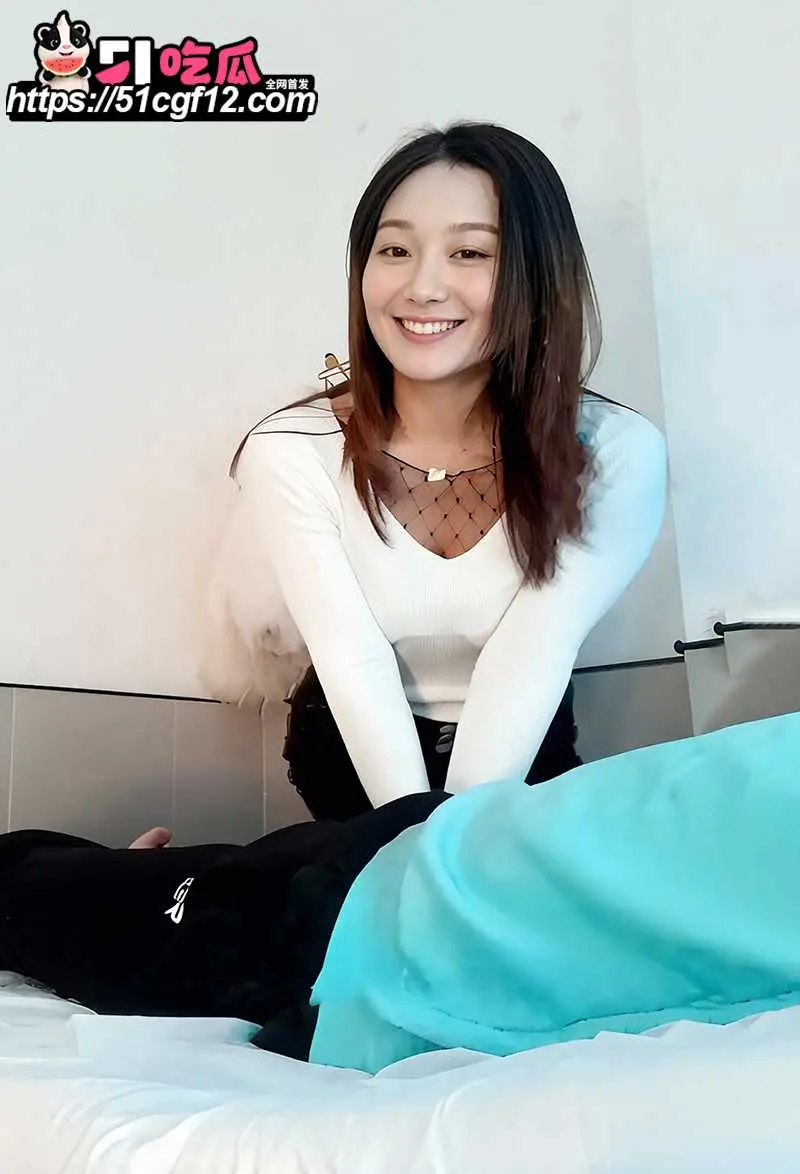 重庆足浴店巧遇神似迪丽热巴豪乳技师 爆奶嘬咬狂吸 看得人口水直流！ 图1