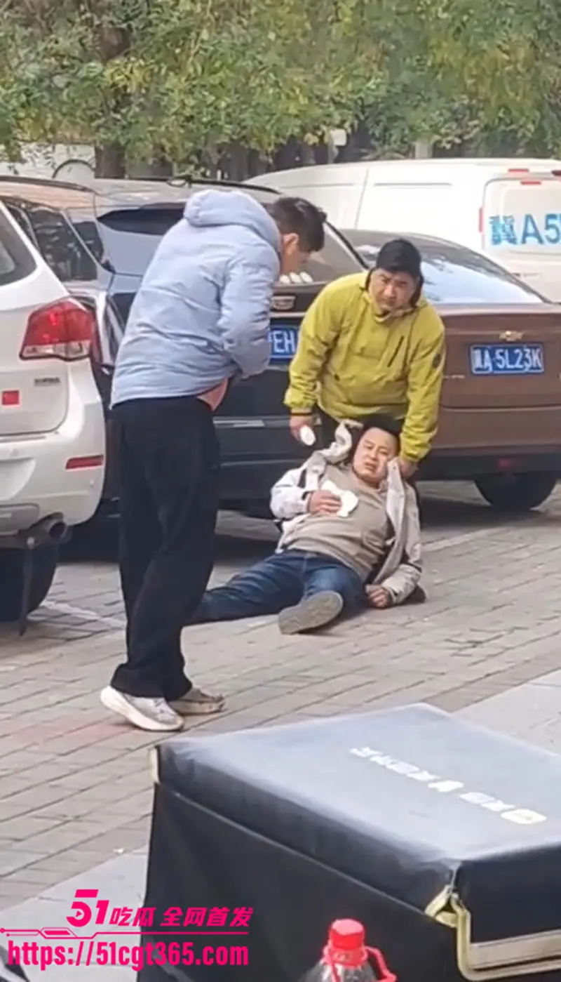 河北石家庄美团外卖小哥捅人事件 站长克扣工资欺凌老实人 发生争执引发激烈冲突 被外卖小哥当街怒捅数刀！ 图6