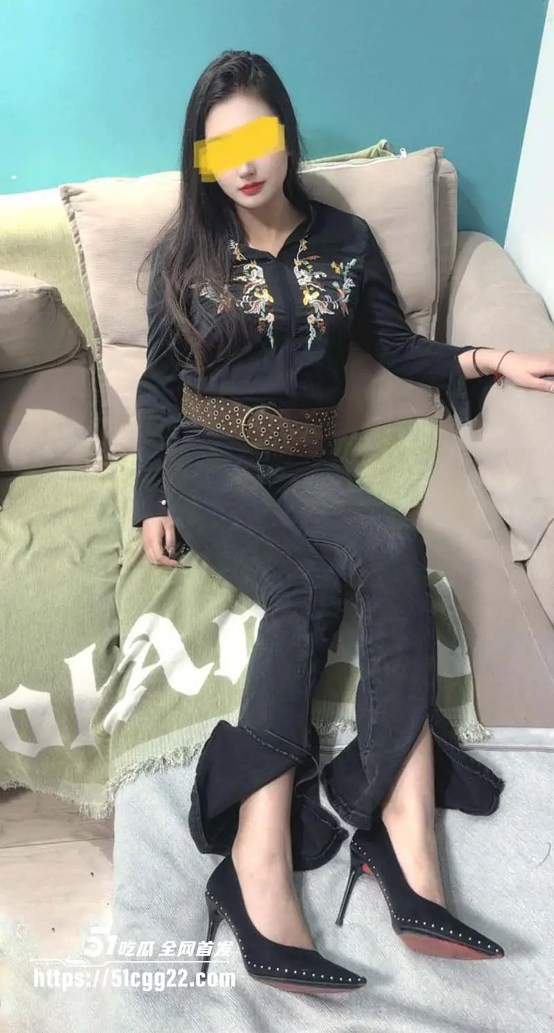 海角大神奶子即正义元旦特辑 穿牛仔裤的高颜值顶级骚货为您吞精喝尿 滴蜡调教秒变母狗 图1