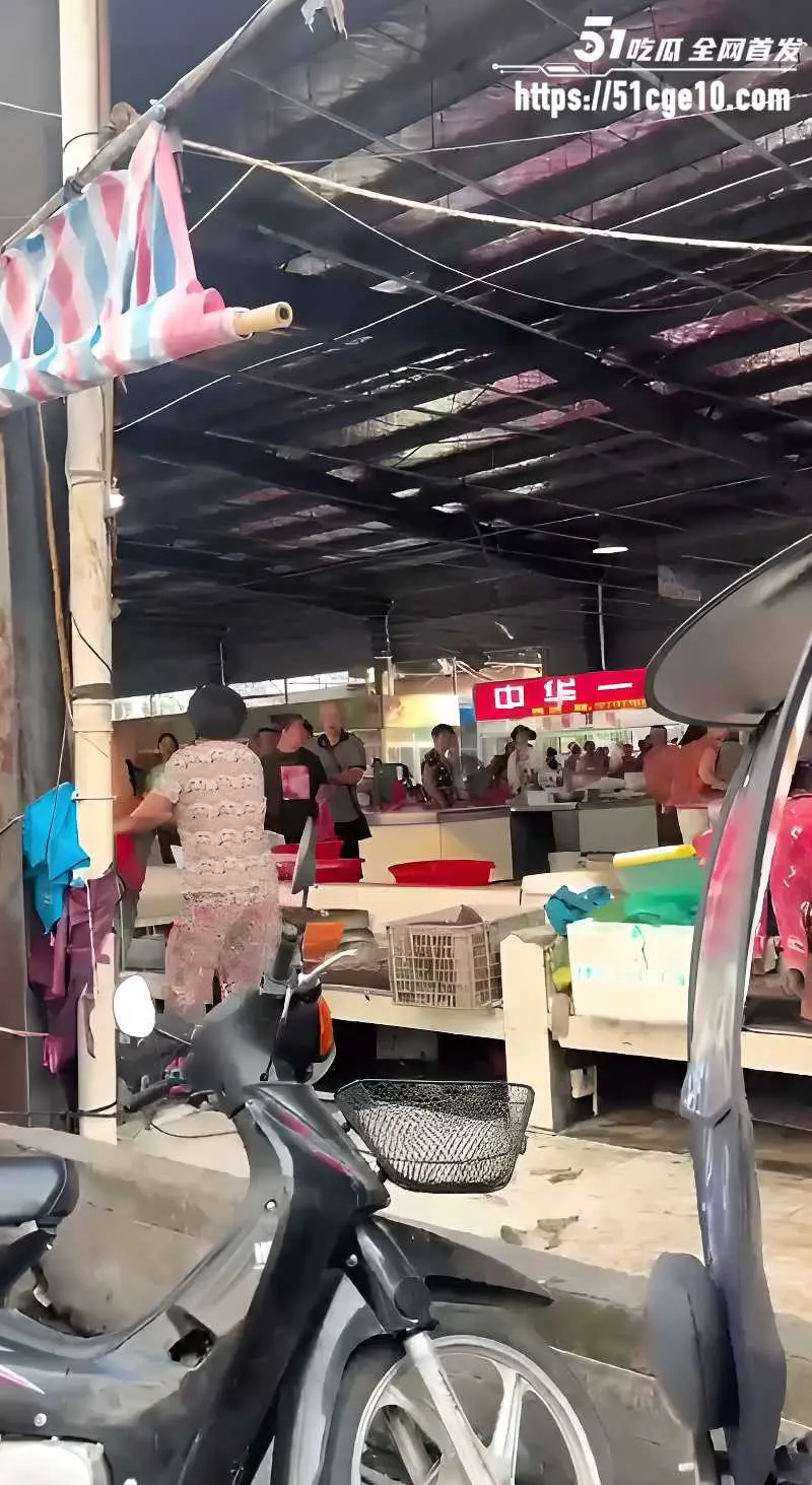 湖北天门麻洋镇菜市场直接开打 菜刀砖头满天飞舞吓坏路人 商贩互殴差点把摊子砸平 图4