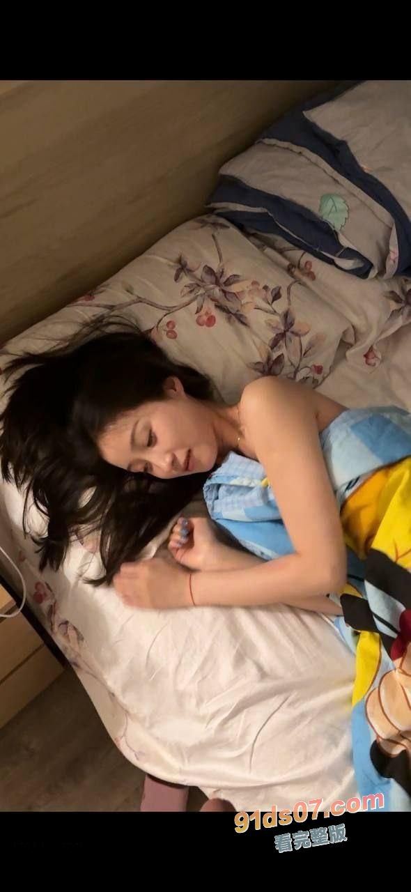 哈尔滨大学反差校花宋婷 被男友调教成泄欲母狗 黑丝美腿跪地后入吞精无所不能 图3