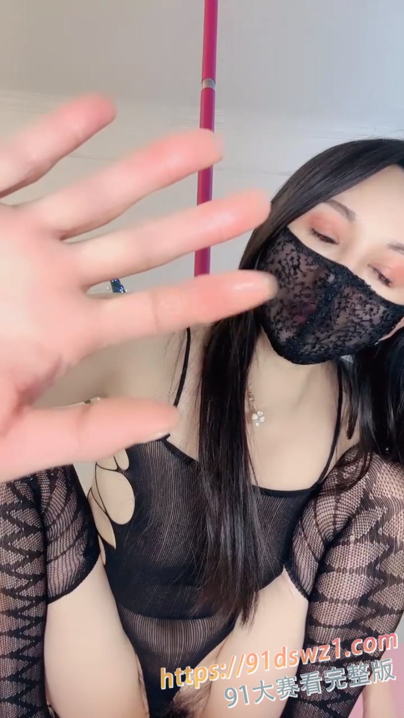 国产主播黑丝少妇钢管舞 各种高难度姿势表演 妖娆的脸蛋配上动作极具诱惑感 图5