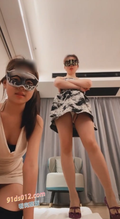 最新女同 后妈趁爸爸不在家调教继女 可爱小萝莉被恶毒后妈玩成小母狗！