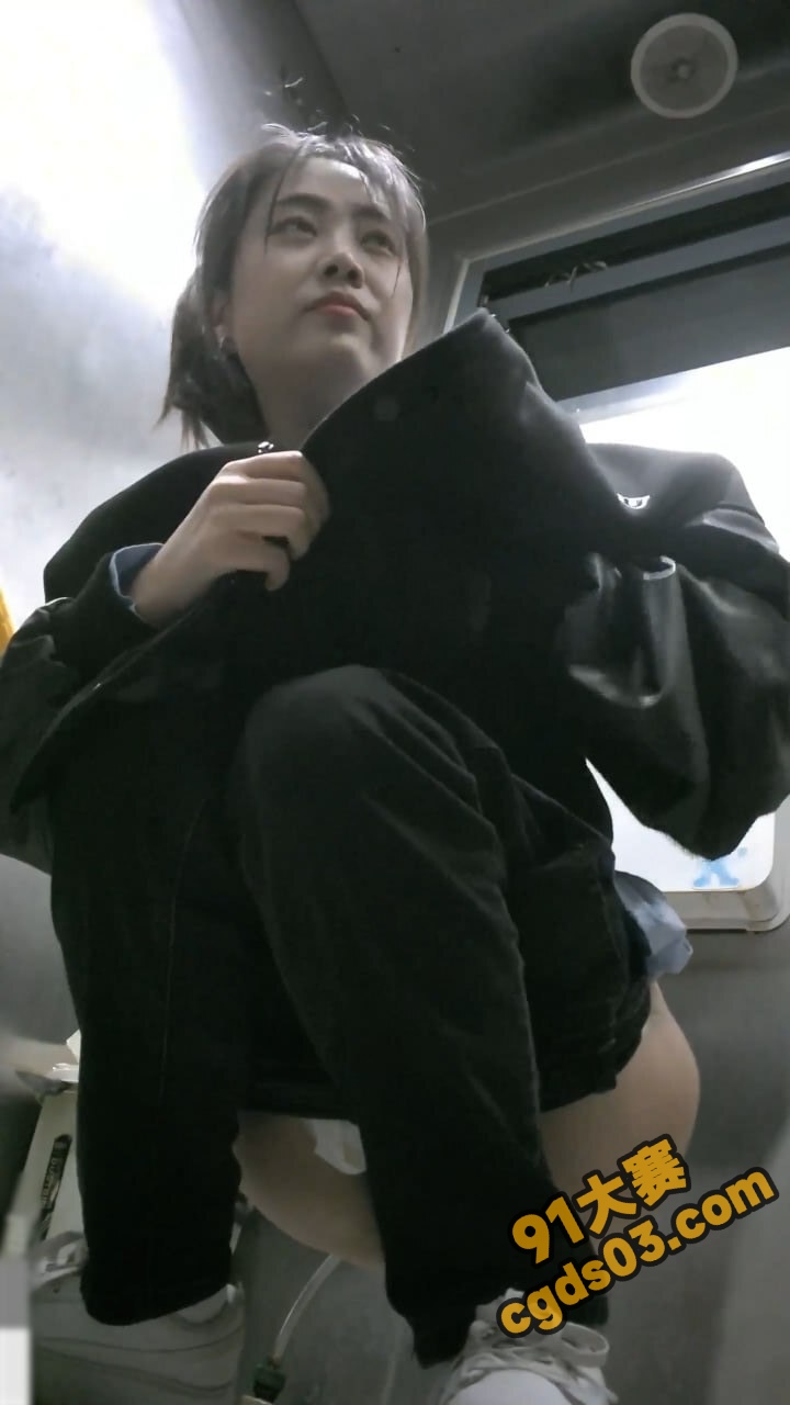 华东师范大学女厕偷拍合集！ 十几个极品颜值学妹完美露脸 画面引爆眼球！ 图6