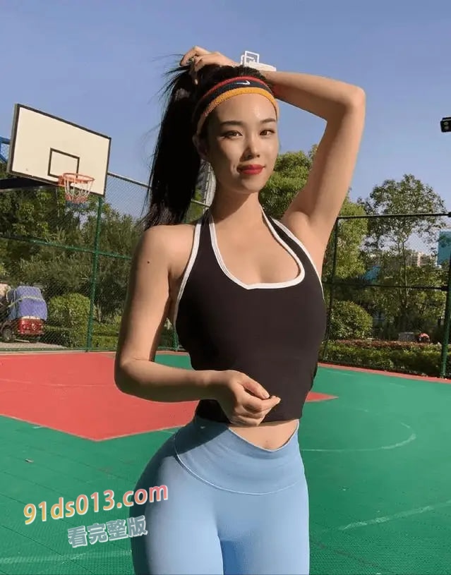 海角大神 表姐周末在家学瑜伽被我强上，扒下裤子水真多，反差骚货一个