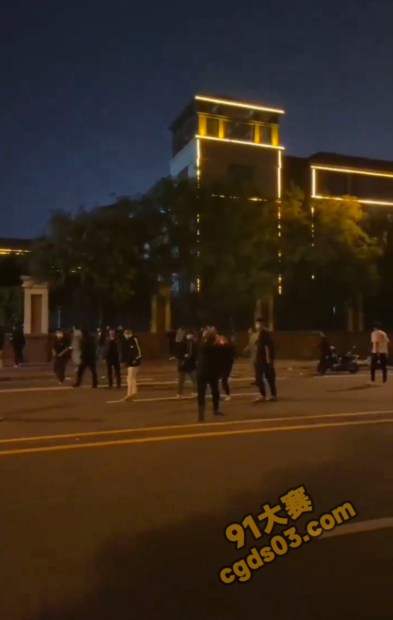 山东菏泽单县五中学生手拿利器约架现场 乌泱乌泱的全是人 真是闲得蛋疼！ 图4