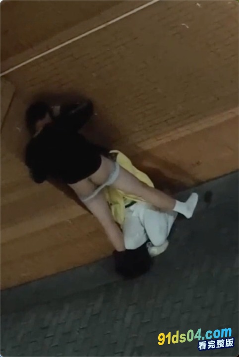 广西建设职业技术学院情侣校园野战被拍 小女友主动蹲地口交相当之饥渴！ 图5
