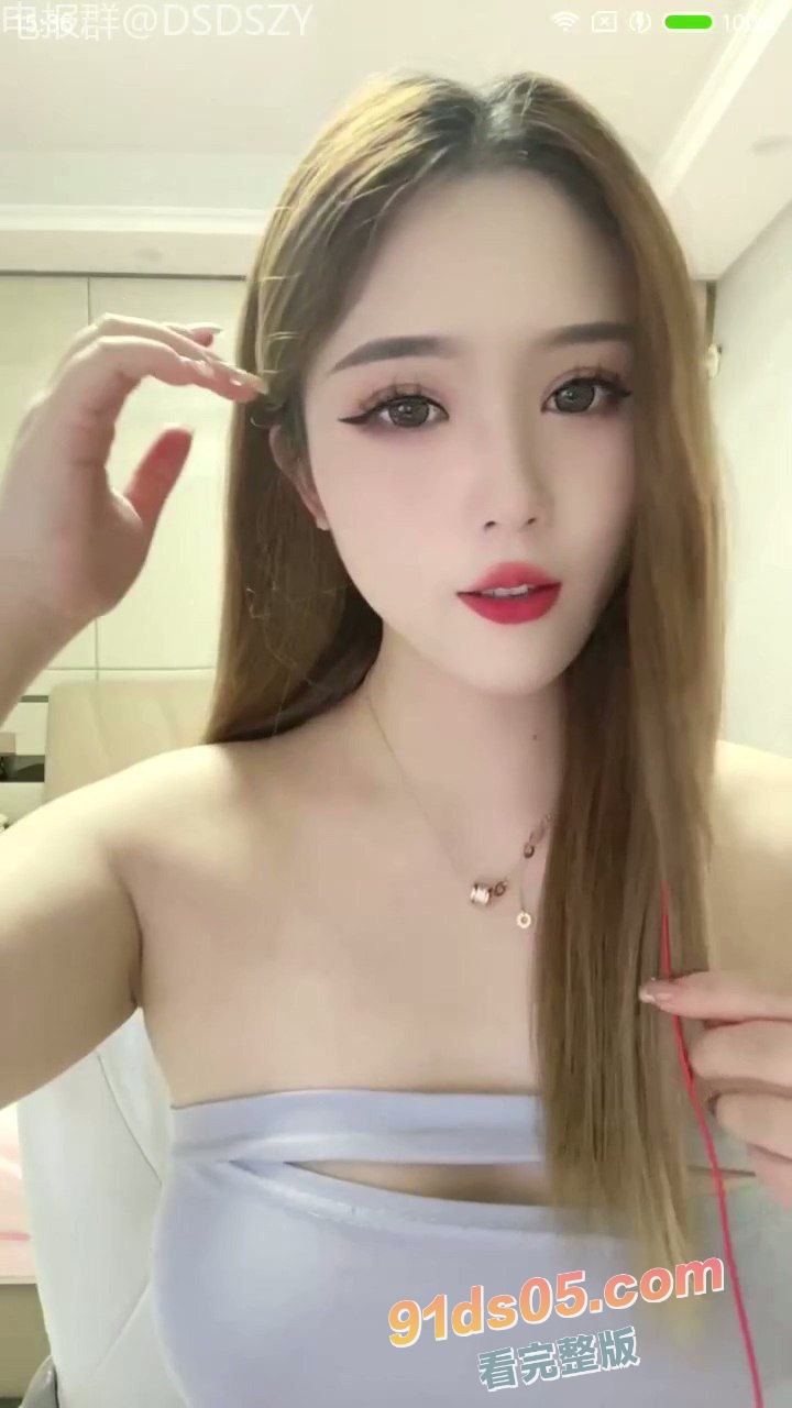 性感翘乳嫩妹在直播间脱衣服裸舞 两个粉嫩的大奶子被主播各种蹂躏玩弄