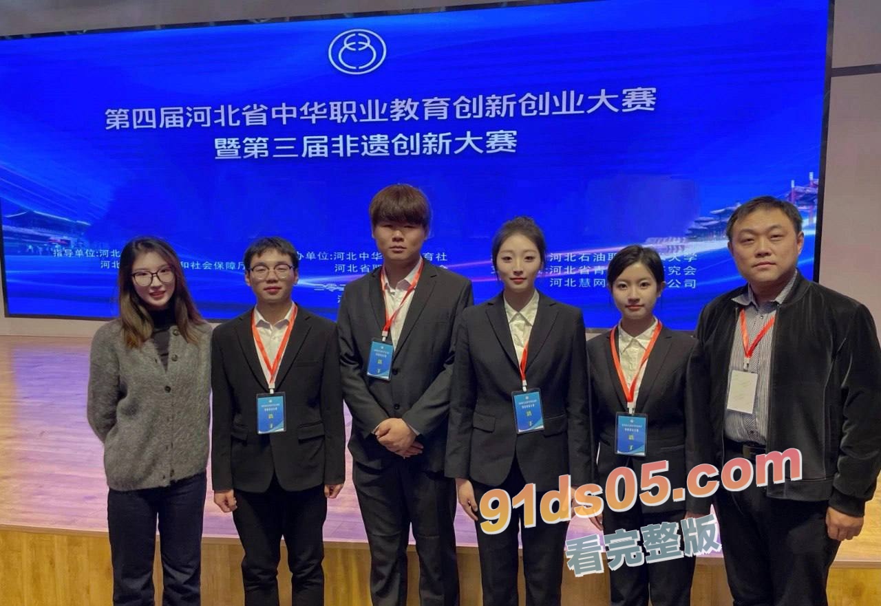 石家庄邮电职业技术学院讲师 张晓 在探探发骚找男人 超清纯模样展现全网最极限的反差！