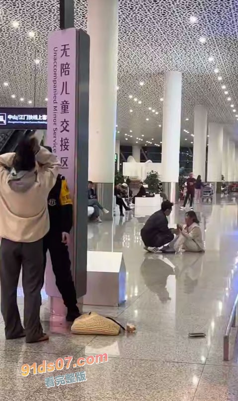 顶流主播抖音和平精英男主播 林七夜 塌房 两个女朋友在深圳机场碰面大打出手 场面相当劲爆了 图2
