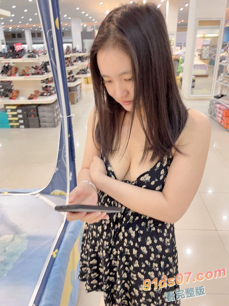大神带着自己的巨乳老婆出来逛超市，玩户外露出，刚开始还害羞的，后面直接把两个奶子掏出来 图4
