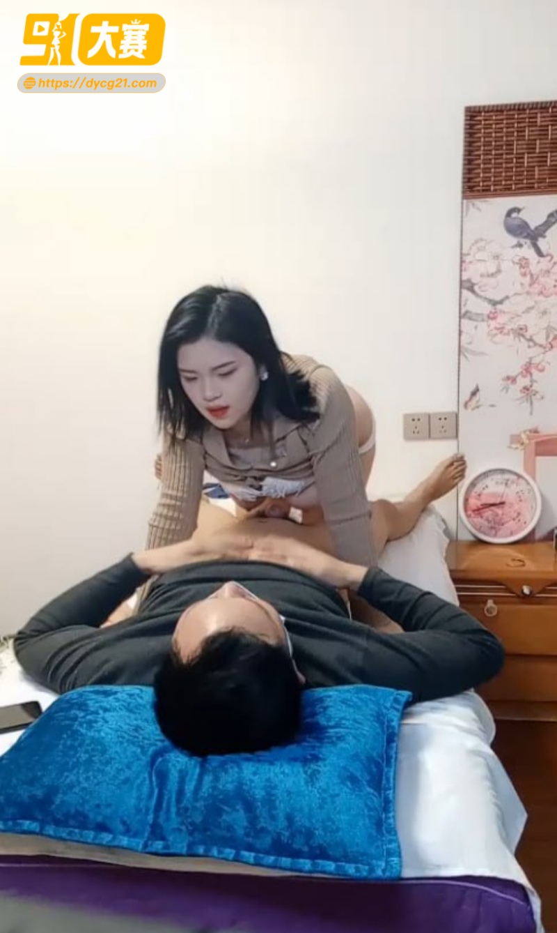 小黑屋里的特殊服务！白皙大奶子少妇女技师 主动骑乘猛坐呻吟不断 图3