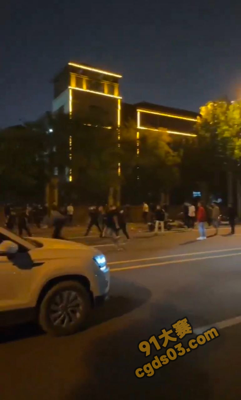 山东菏泽单县五中学生手拿利器约架现场 乌泱乌泱的全是人 真是闲得蛋疼！ 图5