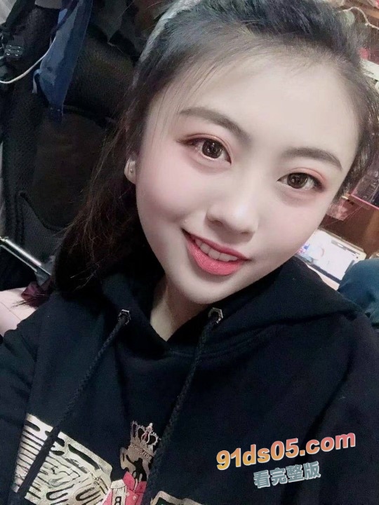 28岁美女公务员沦为金主爸爸的母狗玩物 看着挺清纯没想到这么爱吃鸡吧 走到哪里都喜欢自拍