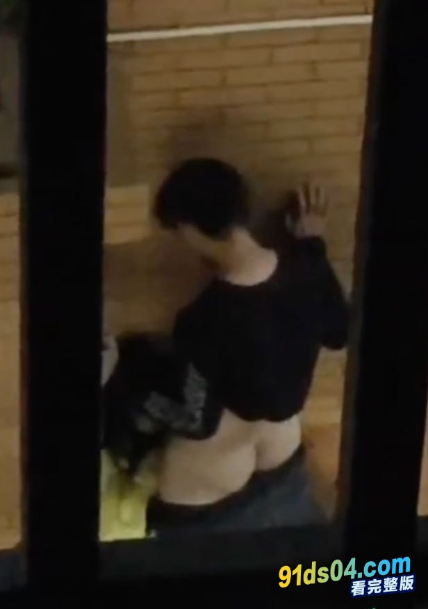 广西建设职业技术学院情侣校园野战被拍 小女友主动蹲地口交相当之饥渴！ 图2