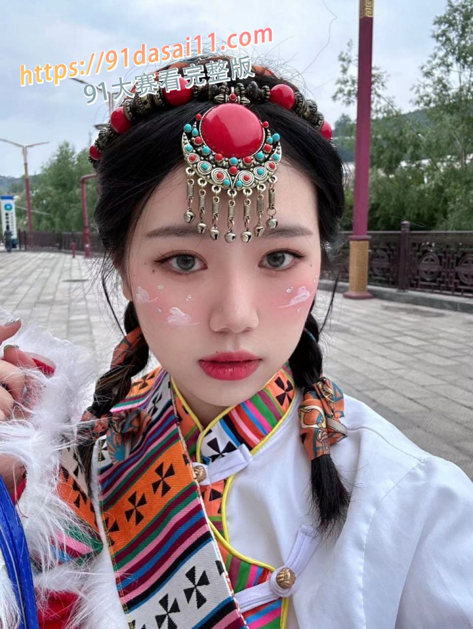 黄冠会倒扣 而女大母狗也喜欢抠逼自慰 很可惜没有逼脸同框 但是看美甲 不是拼图 图4