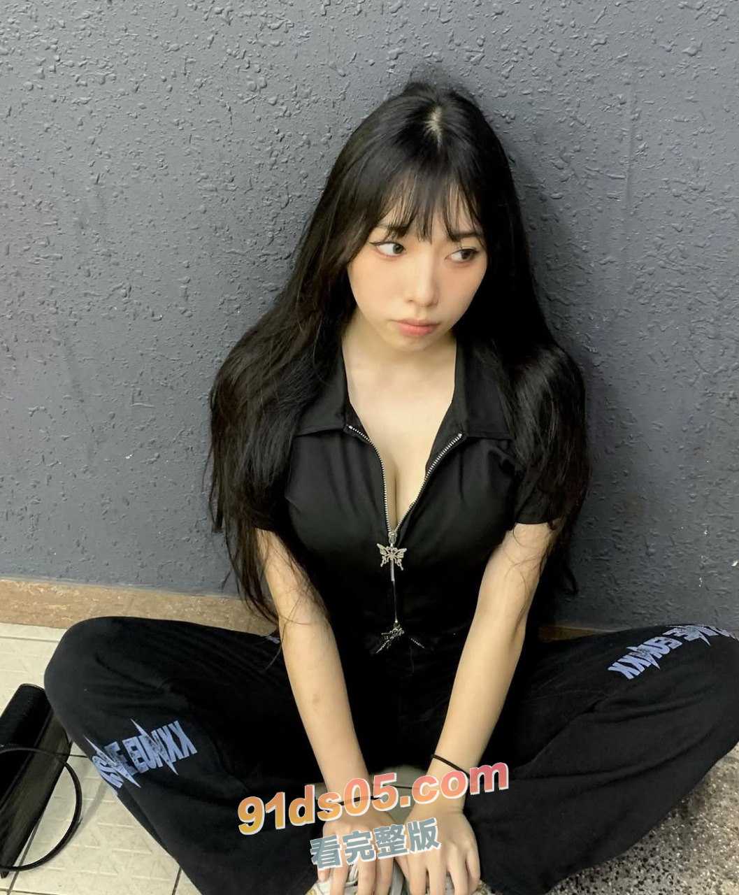 IG性感女网红 李奶妍 自拍给前男友的裸照和漏奶视频被外流了出来，奶子又大又软让人看了都想摸 图1