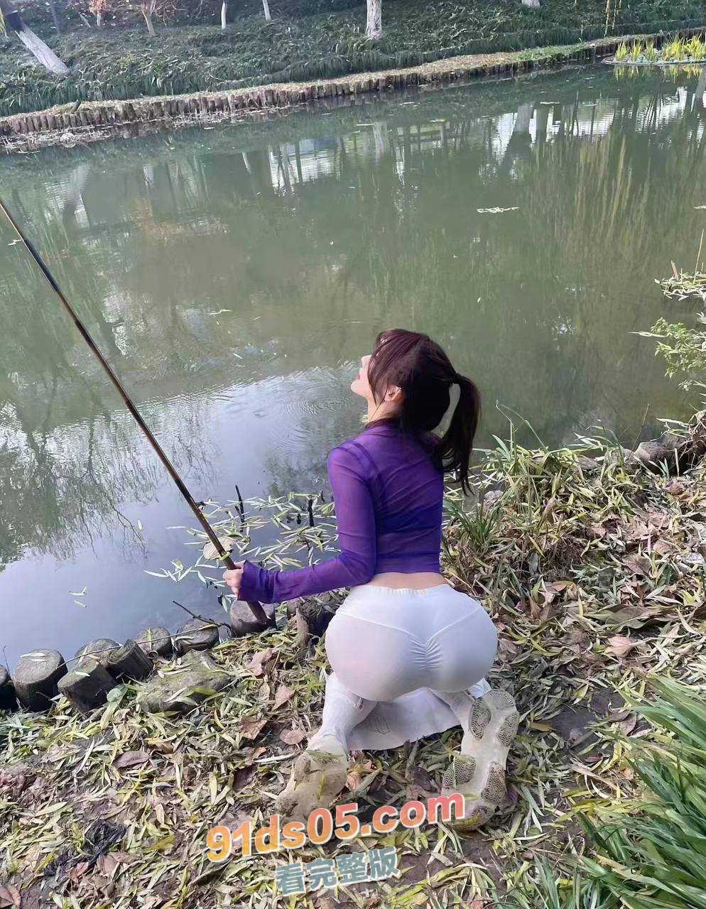 现在就连钓鱼援都出来了？瑜伽裤肥臀小骚货桥底开干！真让钓鱼佬爽上了 图4